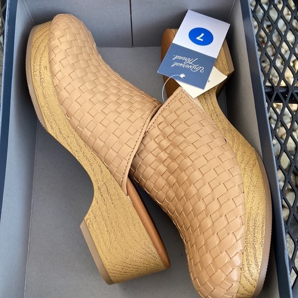 Women's Light Brown Magnolia Clogs NWT
Universal Thread - Picture 2 of 2